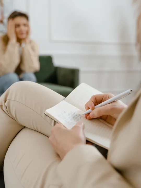 Una terapeuta toma notas durante una sesión