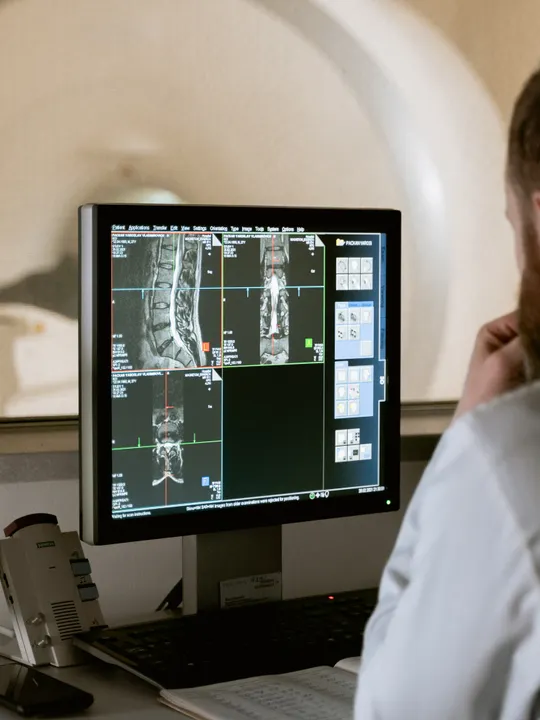Un médico observa un estudio en la pantalla